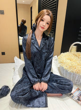 Load image into Gallery viewer, 【夜幕玫瑰】Night Bloom Jacquard Satin Pajama Set 提花缎面四件式睡衣套装（4-Piece Set）
