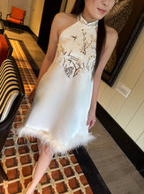 Load image into Gallery viewer, 【雪羽吟梅】 高定系列 Snow Plume Embroidered Qipao Dress
鸵鸟毛刺绣新中式礼服 (DRESS Only)
