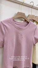 Load and play video in Gallery viewer, 【甜感日常】 独家定制 Sugar Soft Logo Cotton Tee 3D刺绣纯棉短版T恤（TOP Only）
