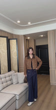 Load and play video in Gallery viewer, 【锋尚摩登】 高定系列 Modern Edge Contrast Denim Pants 仿牛仔阔腿长裤 (PANTS Only)
