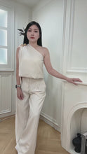 Load and play video in Gallery viewer, 【海屿蝶语】独家定制 Coastal Whisper One-Shoulder Linen Top 斜肩棉麻花苞上衣（TOP Only）
