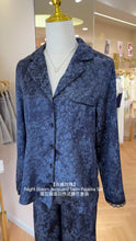 Load and play video in Gallery viewer, 【夜幕玫瑰】Night Bloom Jacquard Satin Pajama Set 提花缎面四件式睡衣套装（4-Piece Set）
