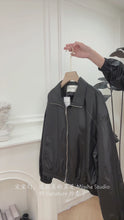 Load and play video in Gallery viewer, 【曜影黑标】高定系列 Signature Windbreaker Jacket 光泽感机能冲锋外套（OUTER Only）
