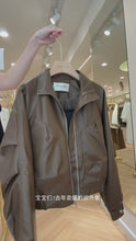 Load and play video in Gallery viewer, 【摩卡漫旅】高定系列 Mocha Voyage PU Leather Jacket 摩卡PU皮外套（OUTER Only）
