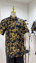 Load and play video in Gallery viewer, 【鎏金盛世】高定系列 Gilded Dynasty Family Series 黑金提花 · 男装 (TOP Only)

