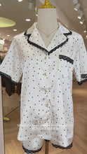 Load and play video in Gallery viewer, 【月光甜梦】Moonlight Sweet Dreams Satin Pajama Set 四件式缎面睡衣套装（4-Piece Set）
