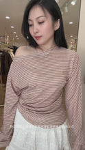 Load and play video in Gallery viewer, 【秋光漫语】独家定制 Autumn Whisper Asymmetrical Knit Top 金丝斜肩上衣（TOP Only）

