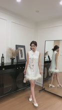Load and play video in Gallery viewer, 【霜华映羽】 高定系列 Frosted Grace Feather Qipao 珍珠羽裳缎面新中式旗袍连衣裙 (DRESS Only)
