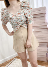 Load image into Gallery viewer, FLORAL PUFF SLEEVE SHORT TOP
