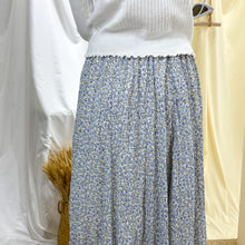 Load image into Gallery viewer, FLORAL PLEATED SKIRT
