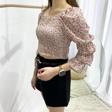 Load image into Gallery viewer, FLORAL SHORT STRETCH TOP
