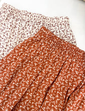 Load image into Gallery viewer, VINTAGE FLORAL PLEATED FLOWY SKIRT

